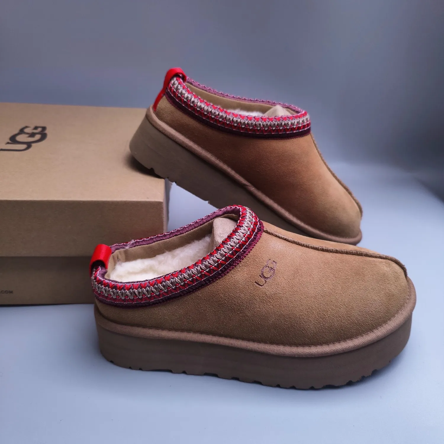 💰440 UGG sheepskin all-in-one snow boots 2553 co-branded national trend style thick-soled one-leg women’s snow boots🐾~ 🍭 A co-branded trendy item launched with well-known designer brands Feng Chen Wang and TELFAR. Zhou Dongyu & Wang Jiaer’s same style Fang Kete boots. The slip-on design makes it easy to put on and take off, and can be used indoors or outdoors. The exotic edging design is eye-catching, and it is definitely worth buying~ 🍭Material: cowhide➕sheep fur Outsole: rubber (light wing technology) 🍭Color: black, maroon, sand, dark green, light gray, chocolate, beige, walnut, brown, dark gray, red 🍭Number of codes: 35-42